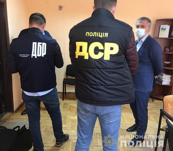 Чиновника викрили на хабарі