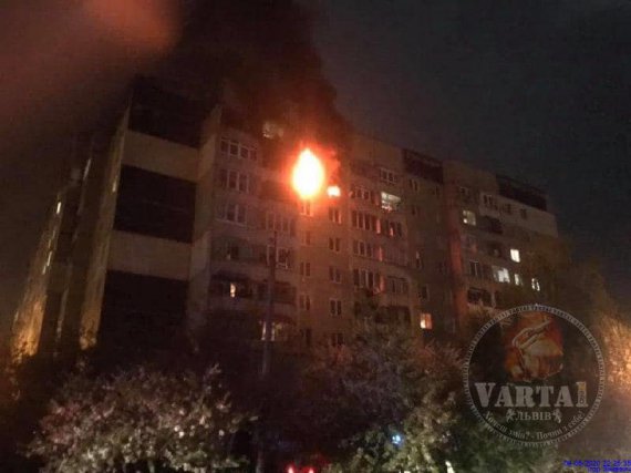 В квартире 9-этажки на ул. Скрипника во Львове произошел взрыв, после чего начался пожар
