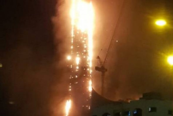 В Арабских Эмиратах горит небоскреб