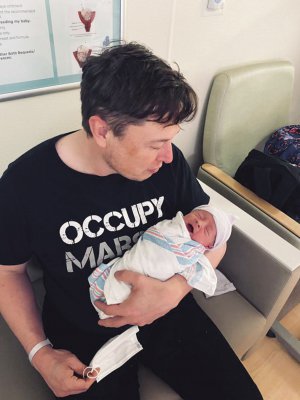 Американський винахідник Ілон Маск тримає на руках новонародженого сина. Хлопчик з’явився на світ 4 травня