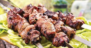 Свинину маринують у лимонній цедрі зі спеціями. Солять під час смаження, коли м’ясо починає припікатись