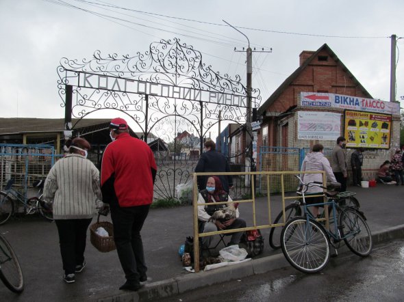 Великий ринок у райцентрі Гайсин на Вінниччині теж не відкрився. До карантину він працював двічі на тиждень. Сюди їздили скуповуватися люди із сіл району.