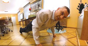 Міський голова Києва Віталій Кличко відтискається від підлоги в своєму кабінеті. Відео тренувань опублікував у фейсбуку. Під час карантину для підтримання форми використовує підручні засоби. Замість скакалки брав подовжувач