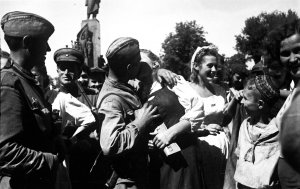 Жителі Харкова вийшли до радянських солдатів на площу біля пам’ятника Тарасові Шевченку, серпень 1943 року