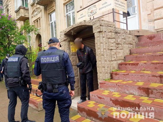 У Івано-Франківську затримали 38-річного чоловіка, який кидався на людей з ножем та стріляв