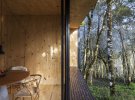 Шикарный дом в лесу "прячется" между деревьями