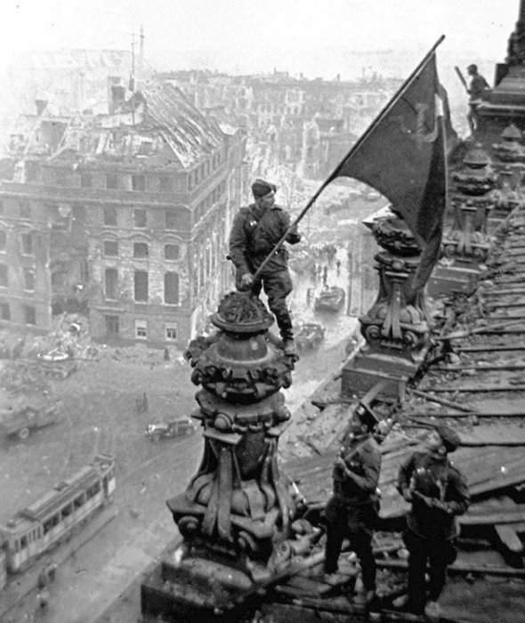 Раніше вважали, що на фото Берест, Єгоров і Кантарія чіпляють прапор перемоги. Насправді на фото один з трьох особистих прапорів фотографа Євгена Халдея, який він привіз із Москви. Чіпляють його киянин Олексій Ковальов, дагестанець Абдулкахім Ісмаїлов, білорус Леонід Горечев. 