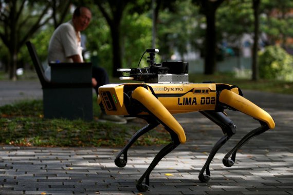 Жовто-чорного робота-собаку назвали SPOT. Фото: Reuters
