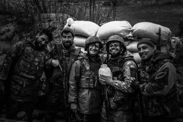 Серіал "Точка Нуль" розповість реальні історії, які відбулися під час війни на Донбасі. Виконавці головних ролей, продюсери, режисери та оператори проєкту - всі брали участь у бойових діях