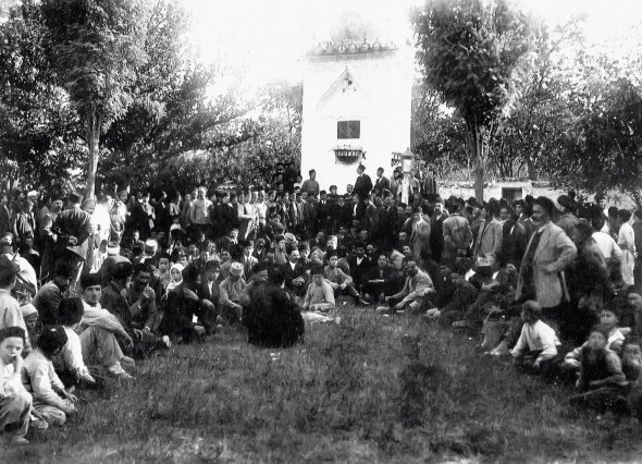 Голова комісії Мусвиконкому Джафер Сейдамет виступає перед громадою кримських татар у Бахчисараї влітку 1917 року