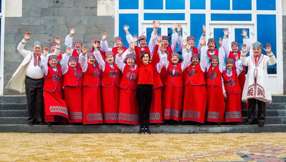 Солістка гурту Go_A Катерина Павленко керує хором ветеранів у місті Березань на Київщині.