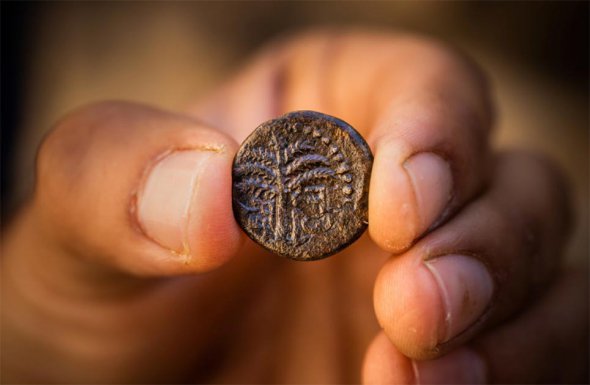 Показали монету, отчеканенную в период восстания Бар-Кохбы