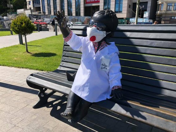 Скульптури малюків - засновників Києва одягнули в захисні костюми на знак підтримки медиків, які рятують українців під час пандемії