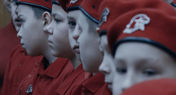 Картина российской режиссерки Ксении Охапкиной "Бессмертный" показывает жизнь городка на севере России, где детей воспитывают в милитаристском духе