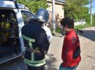 У Кропивницькому рятувальники визволили підлітка, нога якого застрягла в металевому паркані школи