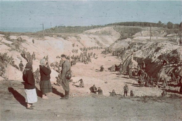 Радянські військовополонені закопують розстріляних в урочищі Бабин Яр під наглядом есесівців