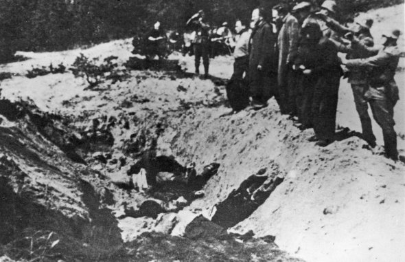 Нацисты расстреливают киевских евреев в Бабьем Яру