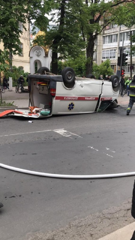 У Івано-Франківську  внаслідок удару з Volkswagen  перекинулася машина швидкої допомоги.