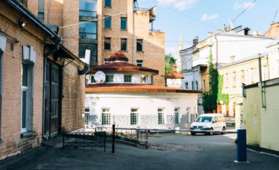 Цилиндрическое здание бывшей поликлиники на улице Рейтарской планируют переустроить под многофункциональное пространство