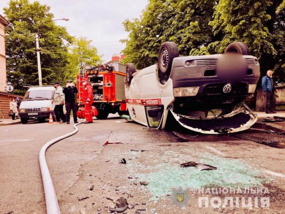 В Ивано-Франковске на перекрестке столкнулись Volkswagen Touran и «скорая». Пострадали 3 человека