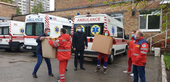 Порошенко передал медикам по всей стране 115 тыс. защитных костюмов. Фото: "Европейская Солидарность"