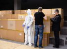 Порошенко передал медикам по всей стране 115 тыс. защитных костюмов. Фото: "Европейская Солидарность"