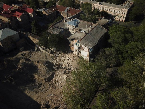 В Одесі внаслідок обвалу стіни в 5-поверховому будинку зруйновано три квартири і заблоковано рух одного із тролейбусів