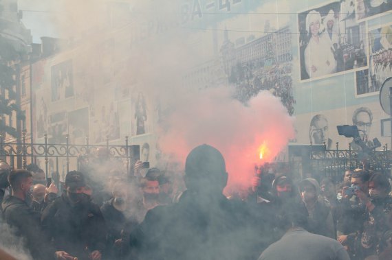 Активісти запалють фаєрі, кидають димові шашки й петарди, вігукують "Аваков - чорт"