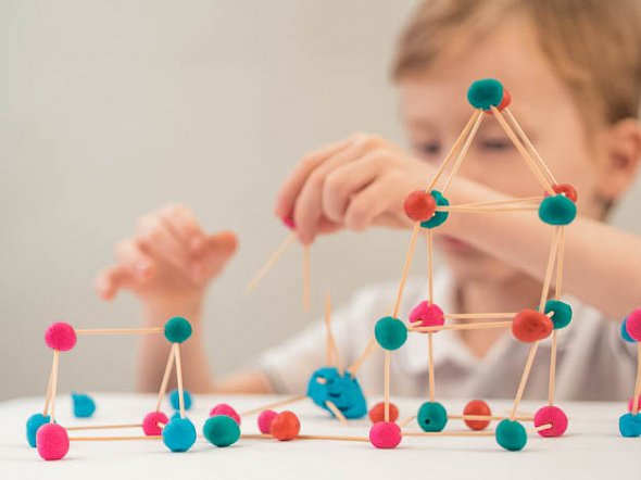 Розвивальні заняття з дітьми допоможуть їм покращити репродуктивне мовлення, сприйняття на слух, зорово-моторну координацію рук