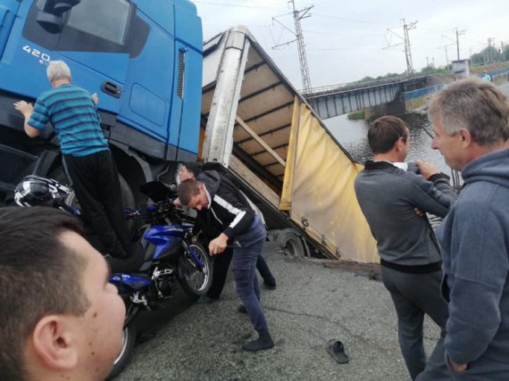 На Дніпропетровщині під вантажівкою  обвалилася частина мосту