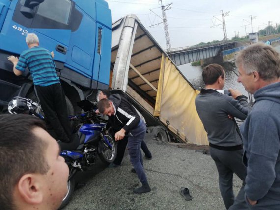 На Дніпропетровщині під вантажівкою обвалилася частина мосту