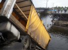 На Дніпропетровщині під вантажівкою обвалилася частина мосту