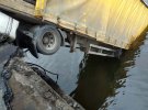 На Дніпропетровщині під вантажівкою обвалилася частина мосту