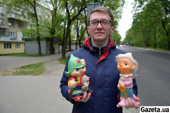 Павел Морозовский с экспонатами из собственного музея