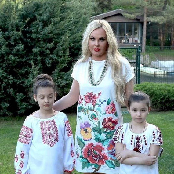 Украинские знаменитости опубликовали фото, на которых надели нарядные вышиванки. А в постах к фотографиям поздравили с Всемирным днем вышиванки