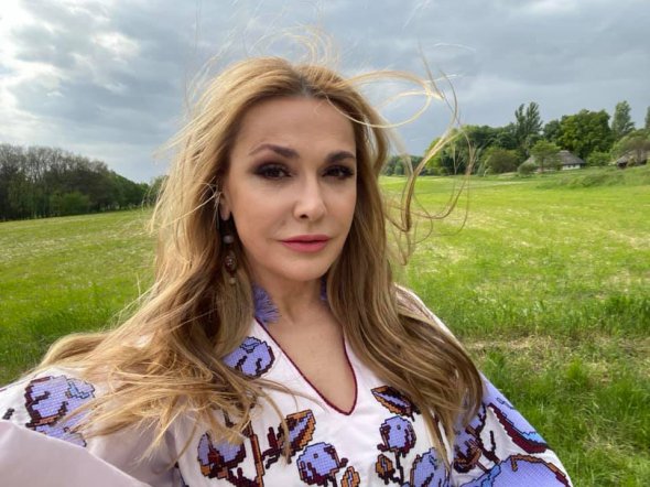 День вишиванки: Ольга Сумська вразила розкішною дизайнерською сукнею