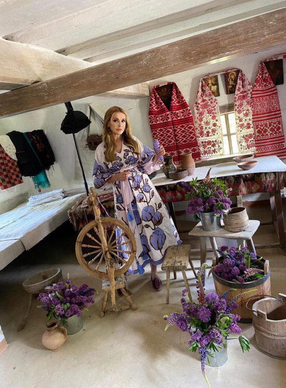 День вишиванки: Ольга Сумська вразила розкішною дизайнерською сукнею 