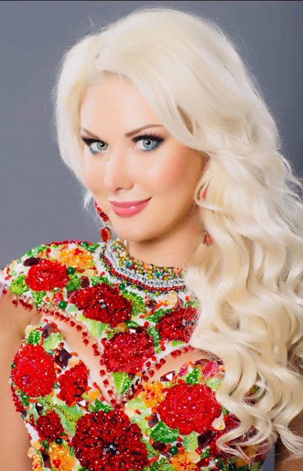 День вышиванки: певица Катя Бужинская имеет платье-вышиванку в буковинском стиле