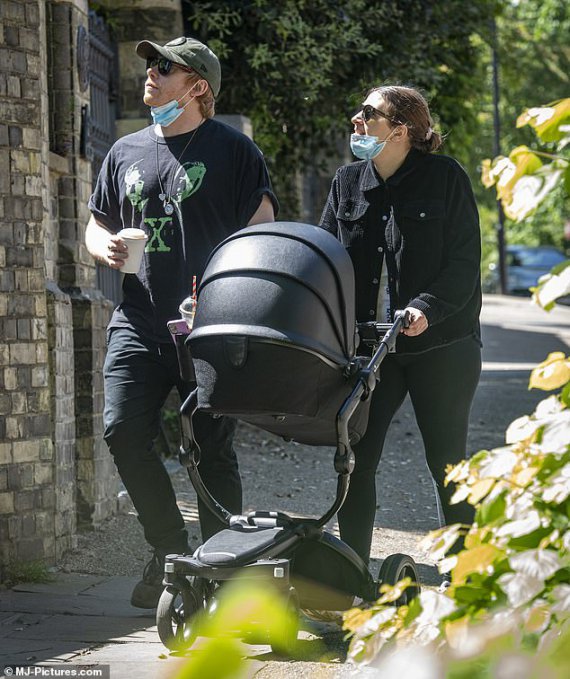 Руперт и Джорджия с новорожденной дочерью на прогулке 