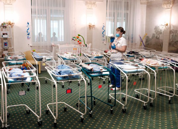 46 немовлят, народжених українськими сурогатними матерями, живуть у київському готелі ”Венеція”. Їх доглядає медперсонал клініки репродуктивної медицини BioTex, де з’явилися на світ малюки. Батьки – іноземці. Не можуть забрати дітей через карантинні обмеження