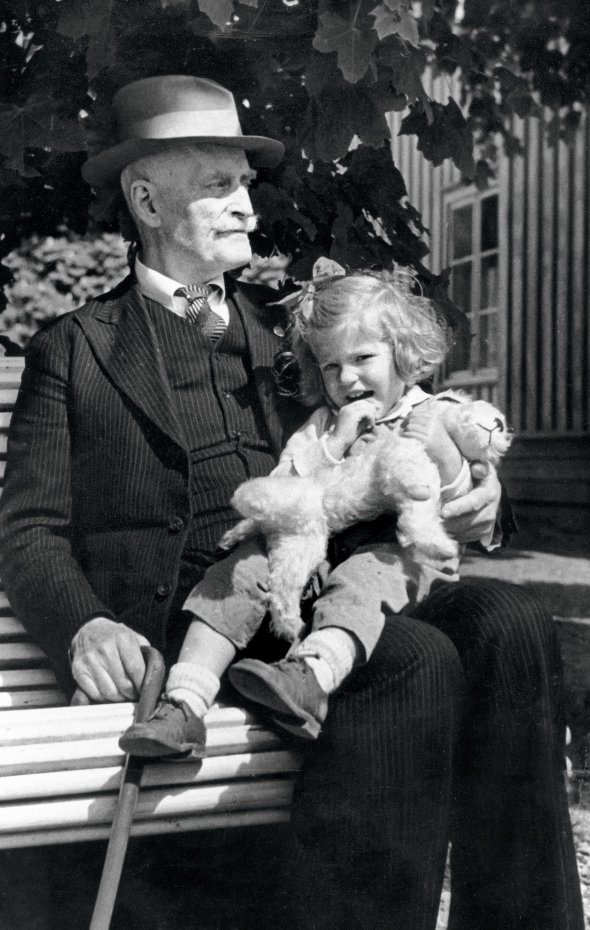 Кнут Гамсун під час Другої світової війни підтримував нацистів. На фото: письменник з онукою, орієнтовно 1943 рік