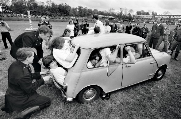 29 травня 1967-го в англійському місті Брайтон 26 студенток коледжу залізли в авто Міnі. Встановили світовий рекорд із місткості легкового автомобіля. Організатори обрали струнких невисоких жінок, більшість із них були гімнастками. Розміщення в авто зайняло 10 хвилин. Потім закрили всі вікна та двері. Лише за 20 років побили цей рекорд – у Mini вмістилося на одну дівчину більше