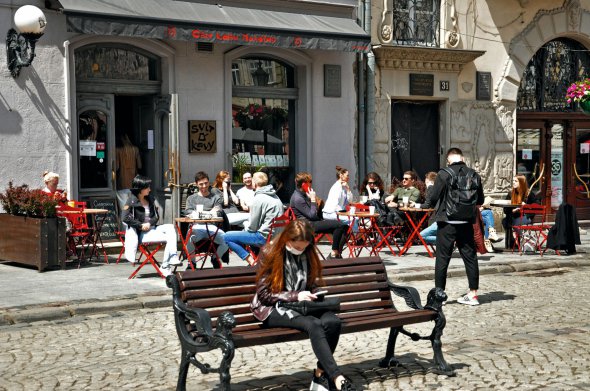 Львів’яни сидять на літній терасі кав’ярні ”Світ кави” на площі Ринок. Із 12 травня в країні послабили карантин. Закладам харчування дозволили приймати відвідувачів на відкритих майданчиках і продавати їжу на винос