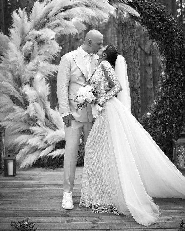Зіркове подружжя співачка Настя Каменських та продюсер  Потап  святкує першу річницю шлюбу - ситцеве весілля