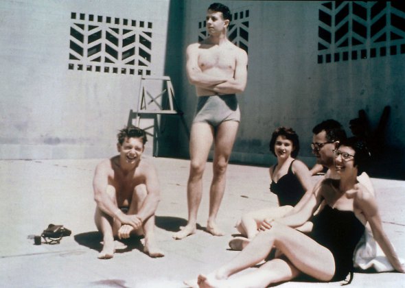 Джон Нэш (стоит) с женой Алисией (третья слева) на отдыхе. 1957 год. Фото: gettyimages