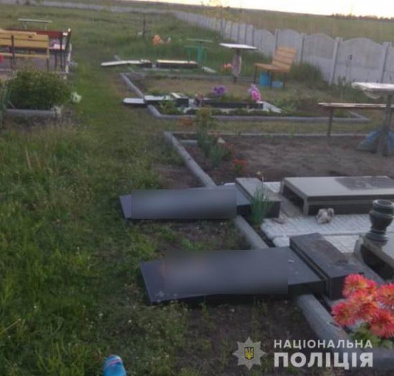 На Харківщині діти влаштували погром на цвинтарі