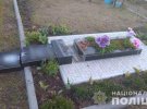 На Харківщині діти влаштували погром на цвинтарі