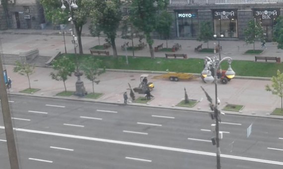У Києві на вулиці Хрещатик   замість традиційних каштанів висадили хвойні дерева