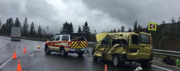 На трасі поблизу Львова внаслідок зіткнення вантажівки та мікроавтобуса загинули 4 людини. Ще стільки ж - скалічилися