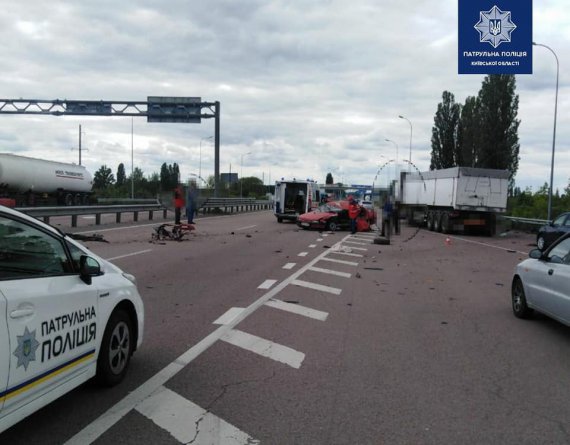 На Киевщине Peugeot врезался в отбойник. Среди трех погибших - 10-летний ребенок